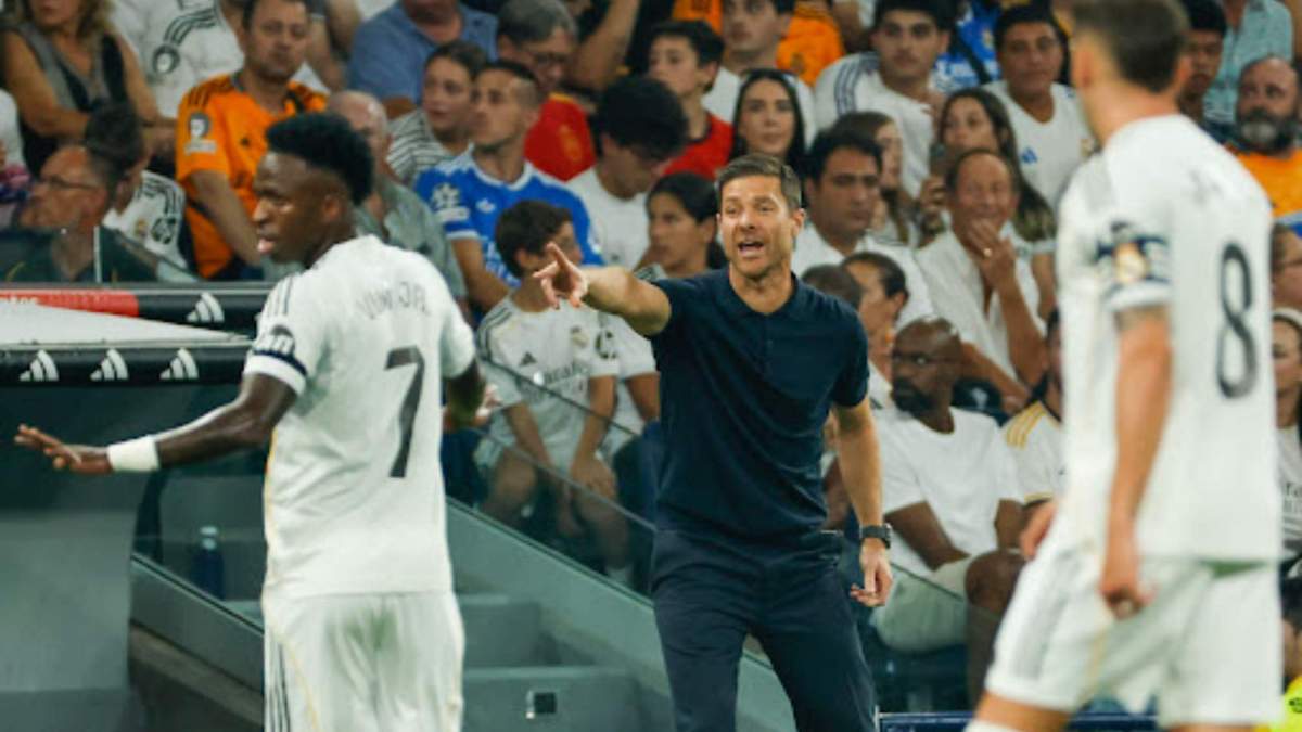 Xabi Alonso dando órdenes durante el Real Madrid Osasuna