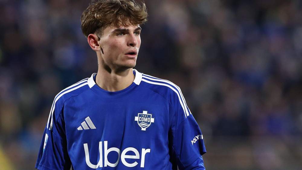 Nico Paz jugando un partido con el Como. 