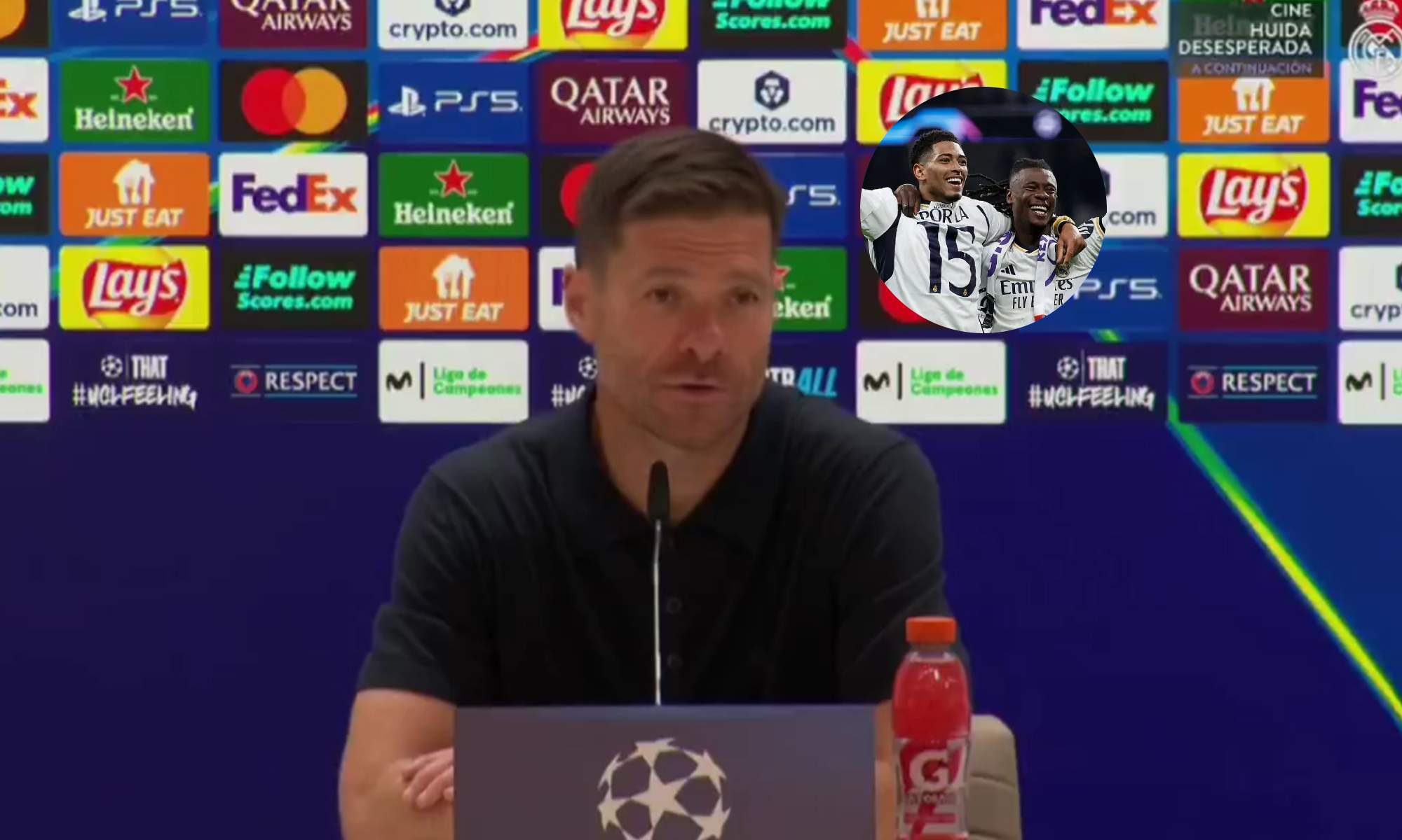Xabi Alonso en rueda de prensa y una foto de Eduardo Camavinga y Jude Bellingham.