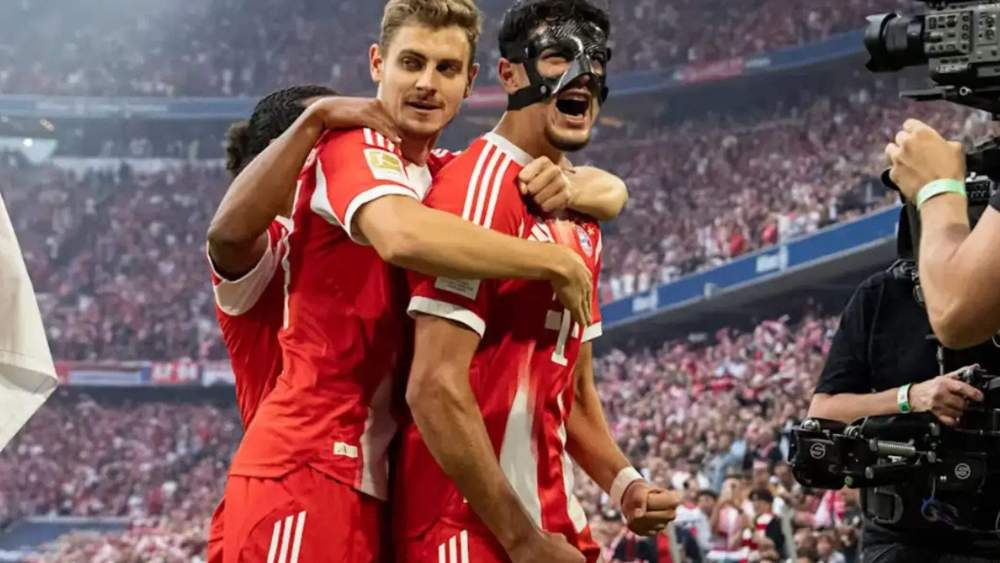 Pavlovic celebrando un gol