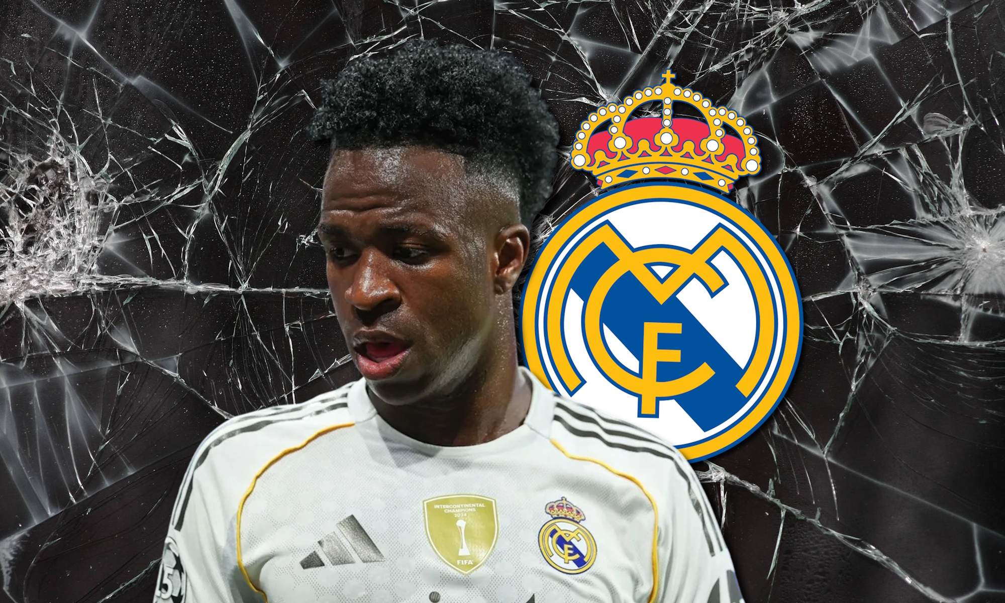 Vinicius serio con escudo del Real Madrid y fondo roto