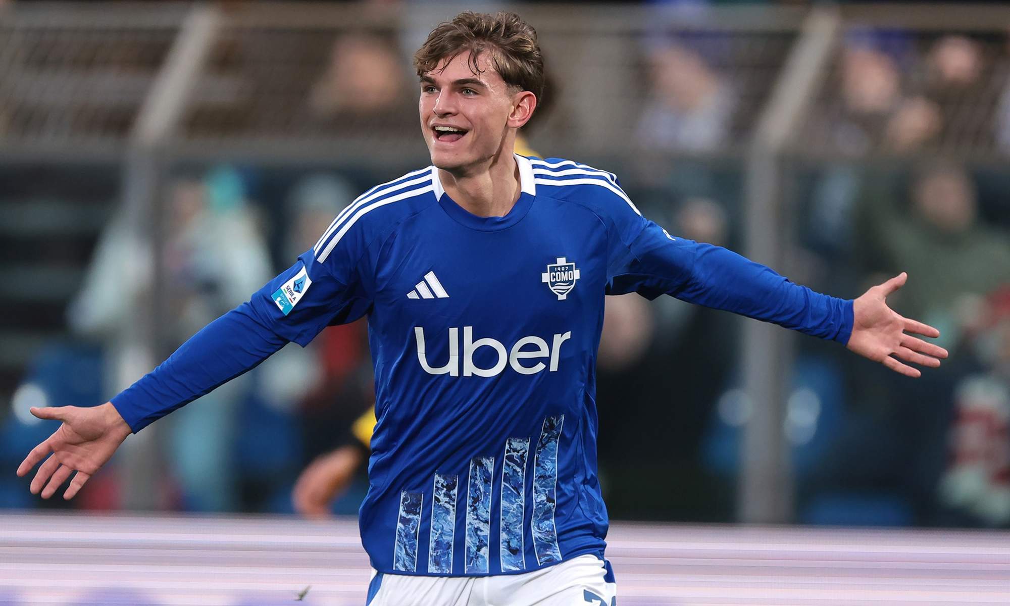 Nico Paz celebrando un gol con el Como. 