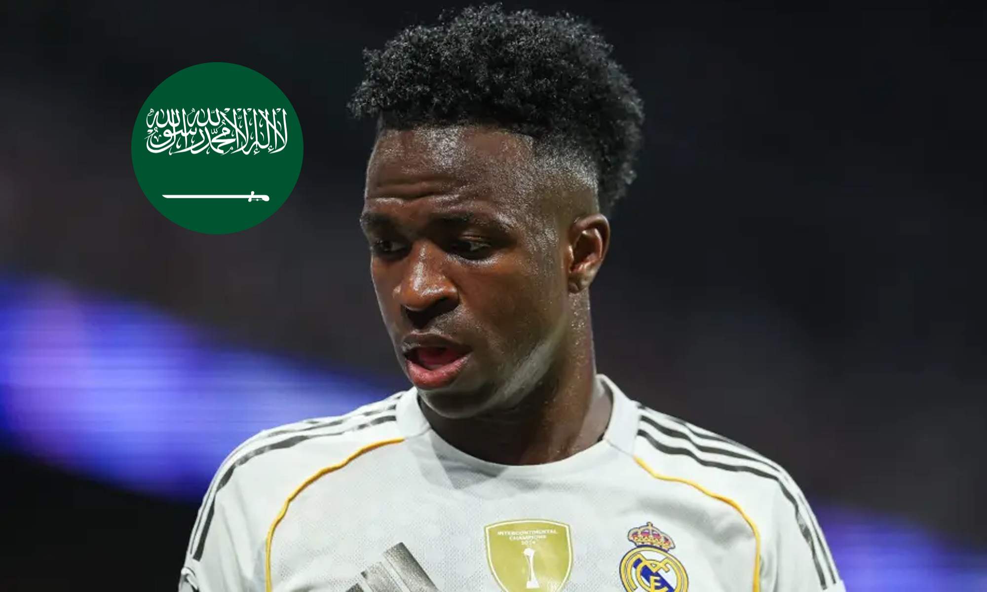 Vinícius Júnior jugando un partido con el Real Madrid y la bandera de Arabia Saudí. Vinícius Júnior jugando un partido con el Real Madrid y la bandera de Arabia Saudí.
