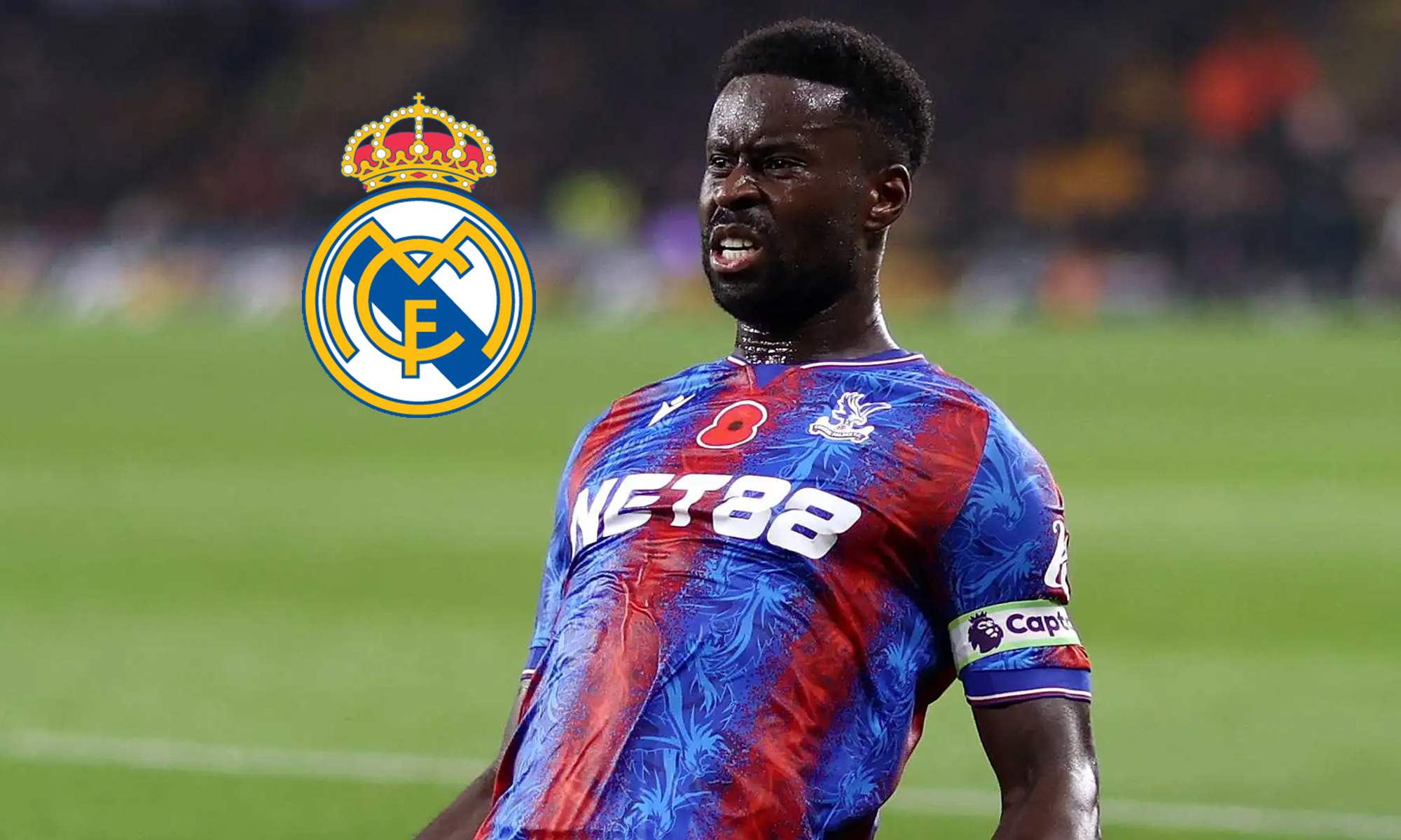 Marc Guehi y el escudo del Real Madrid. 