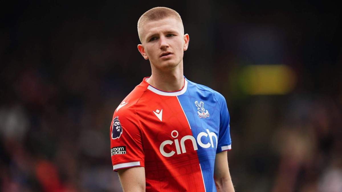 Adam Wharton durante un encuentro con el Crystal Palace Adam Wharton durante un encuentro con el Crystal Palace