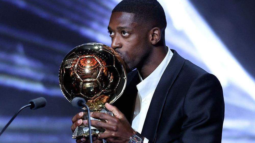 Dembélé besando el Balón de Oro