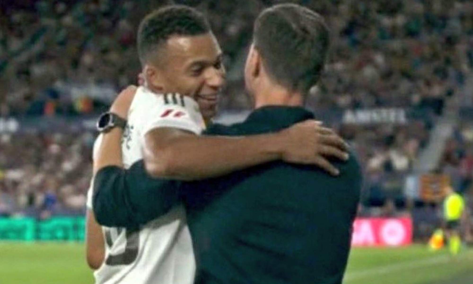 Mbappé y Xabi Alonso fundidos en un abrazo