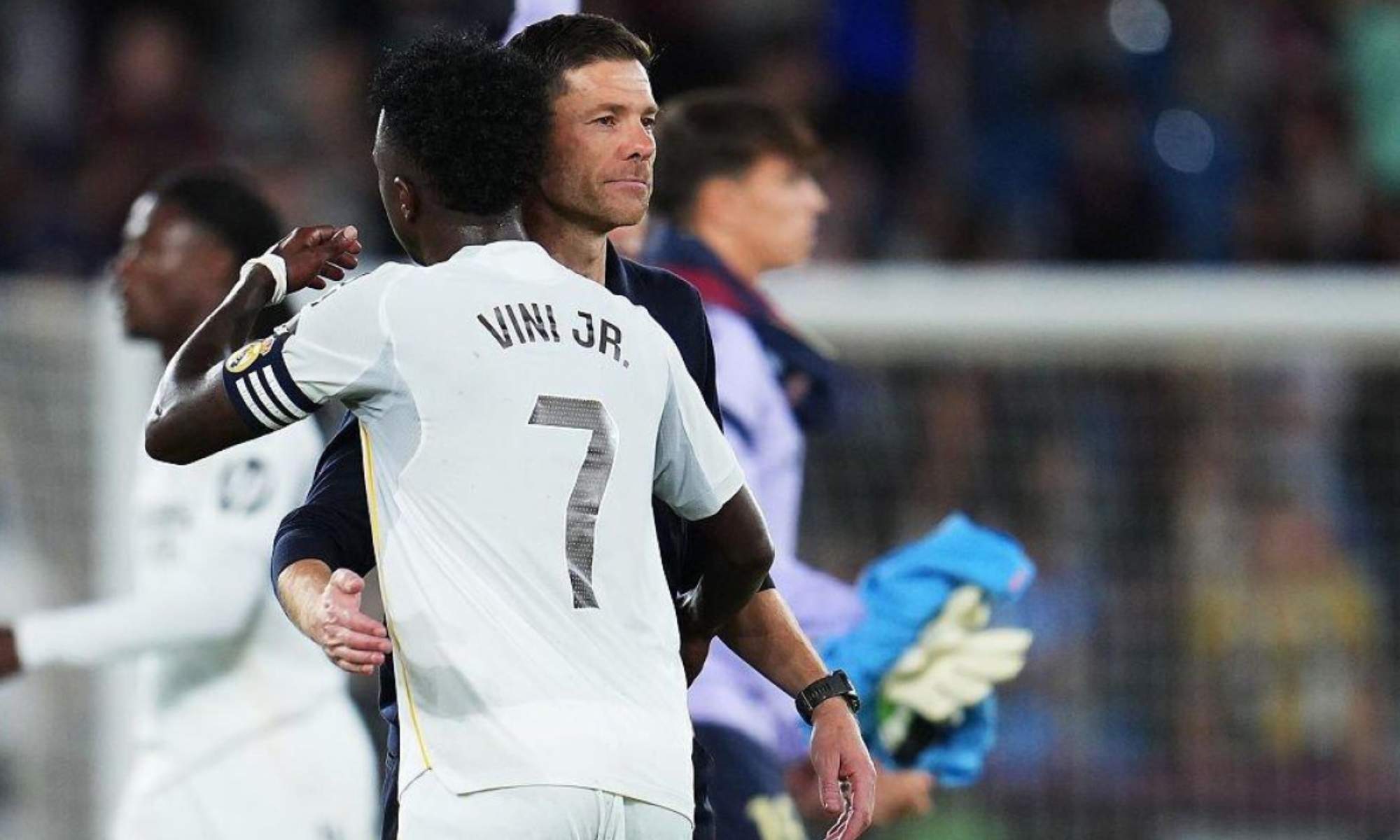 Vinicius y Xabi Alonso se han fundido en un abrazo tras el partido