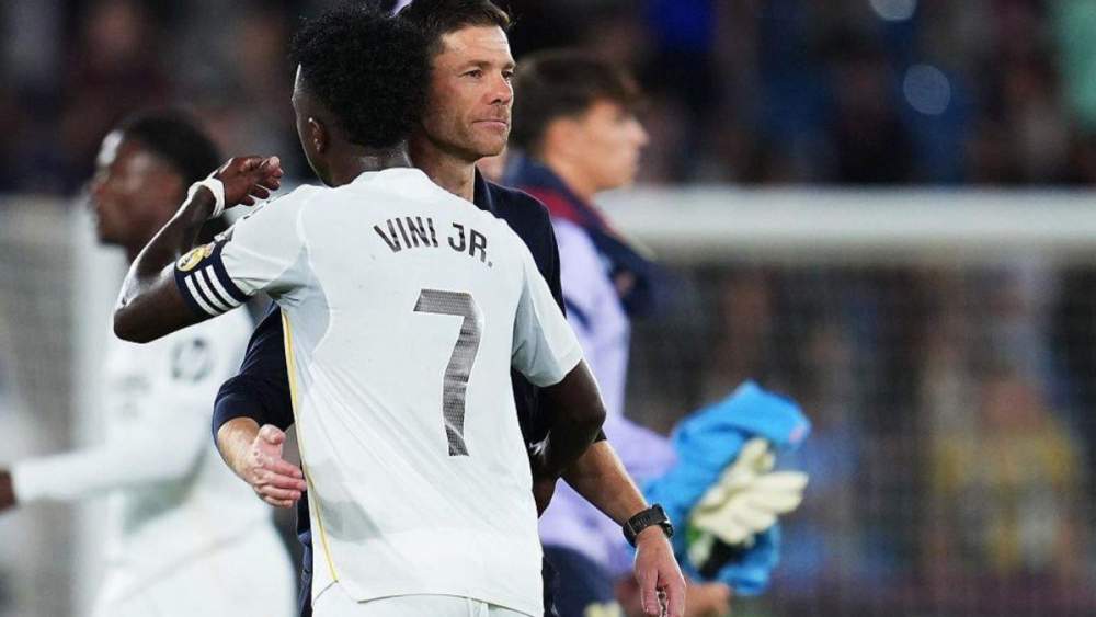Vinicius y Xabi Alonso se han fundido en un abrazo tras el partido