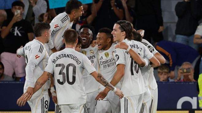 El Real Madrid celebrando un gol en el partido de ayer