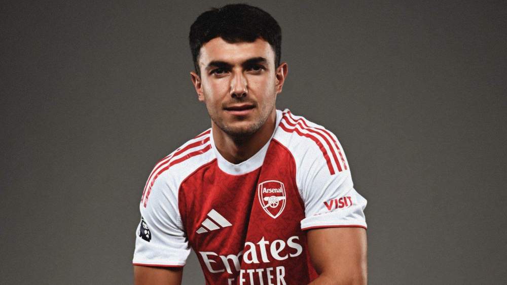 Zubimendi posando con la camiseta del Arsenal