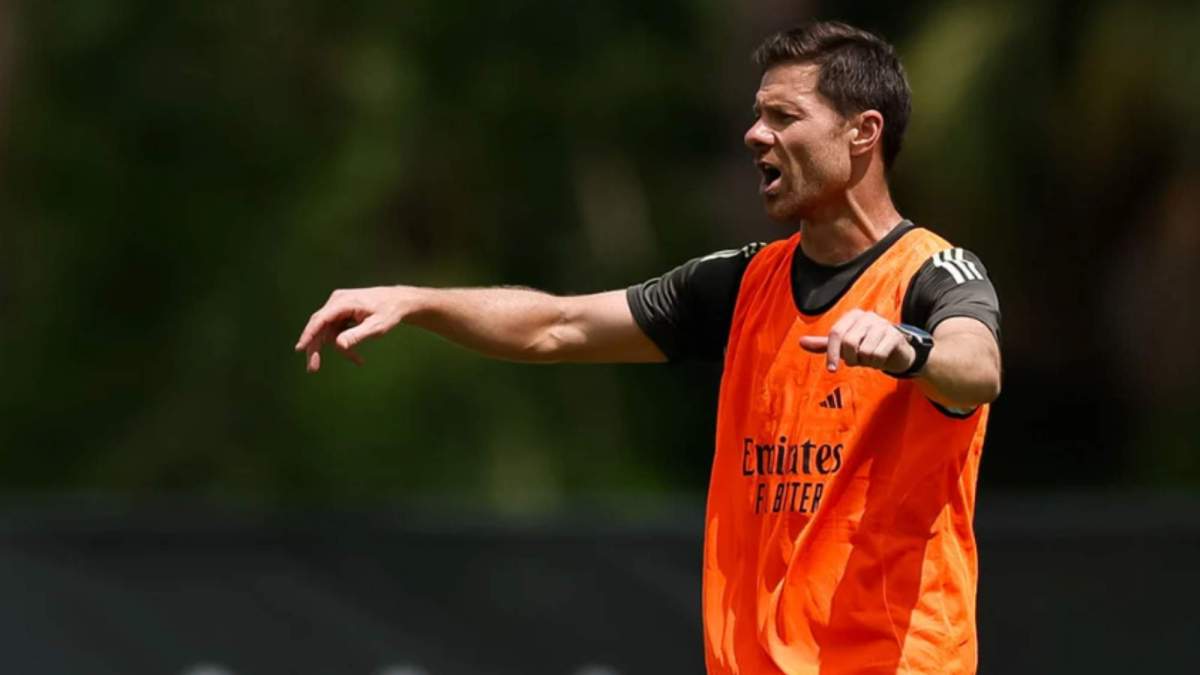 Xabi Alonso dirigiendo la sesión de entrenamiento (1)