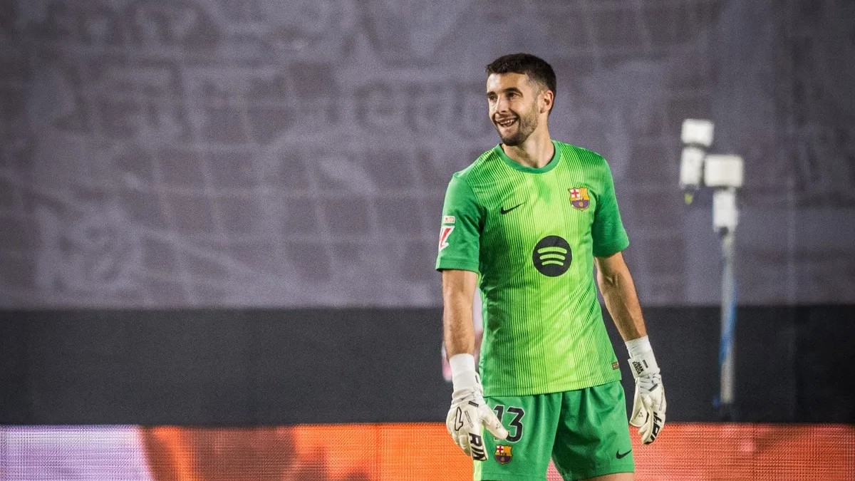 Joan García durante un partido con el Brça