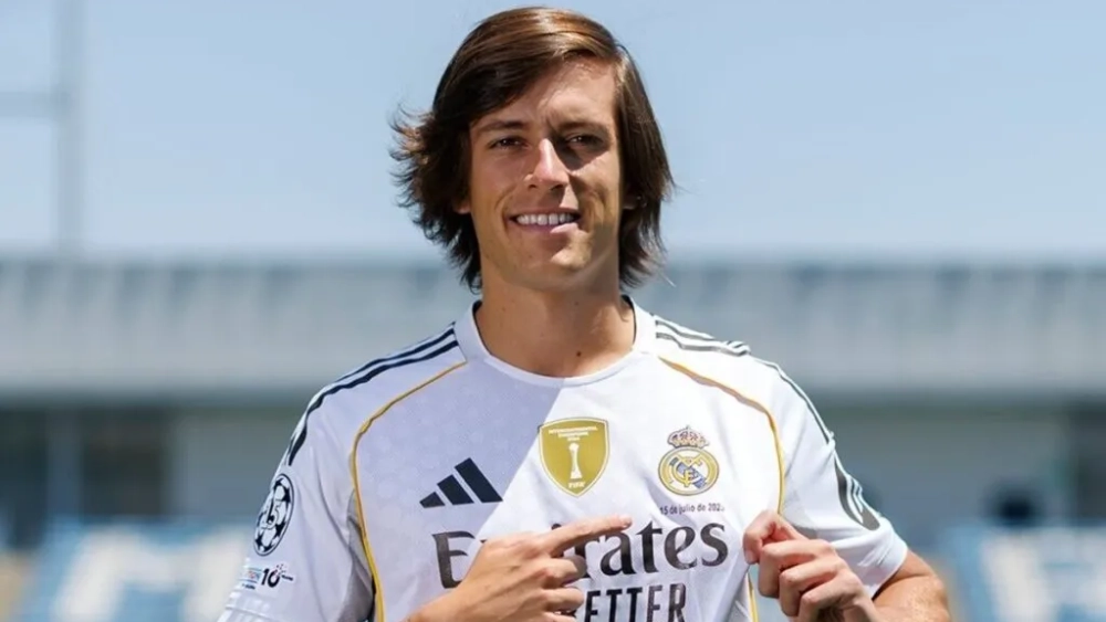 Álvaro Carreras con el Real Madrid en su presentación