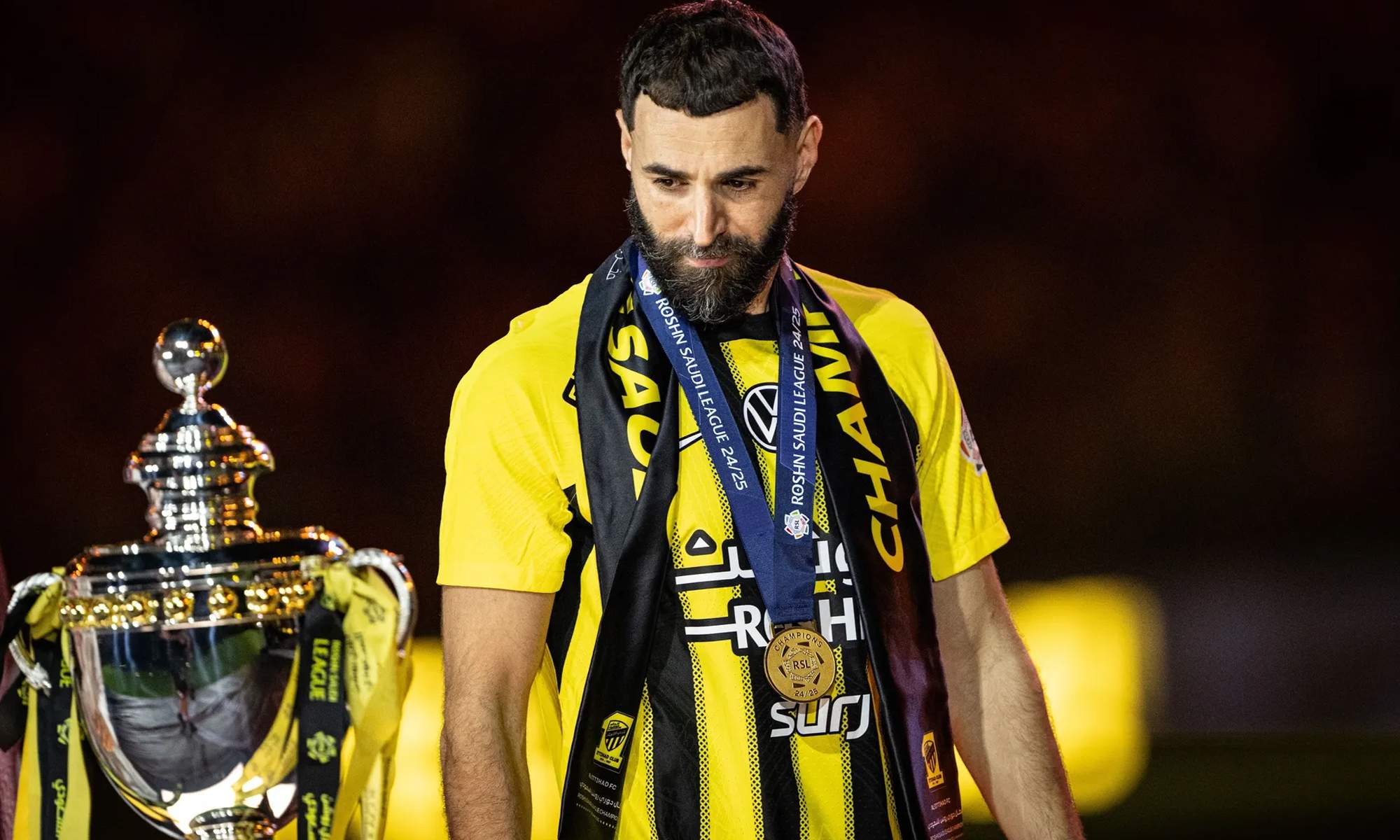 Karim Benzema con el Al-Ittihad y el título de la Liga Saudí de la pasada temporada.