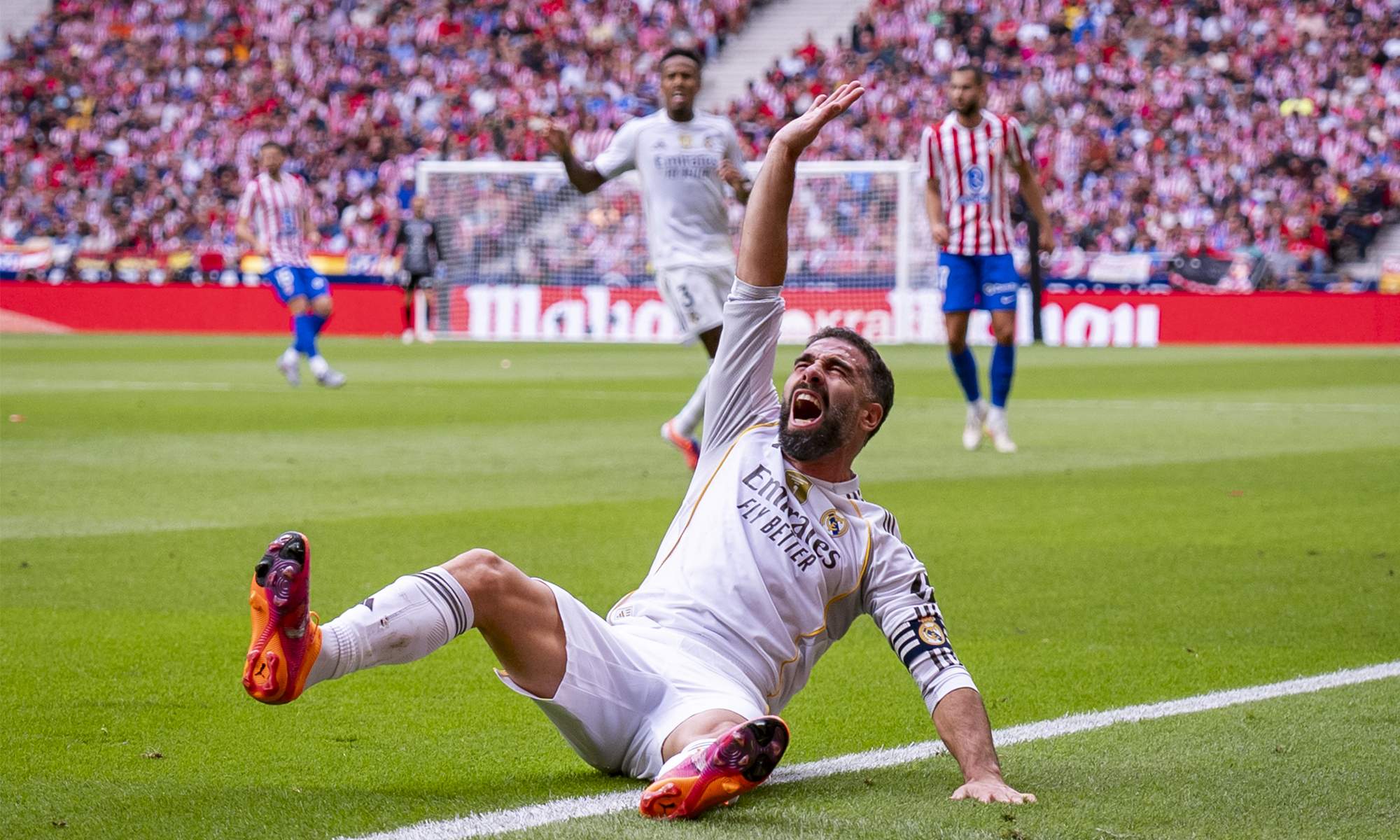 Dani Carvajal quejándose de dolor en el Atlético - Real Madrid.