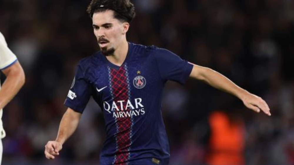 Vitinha jugando un partido con el Paris Saint-Germain.