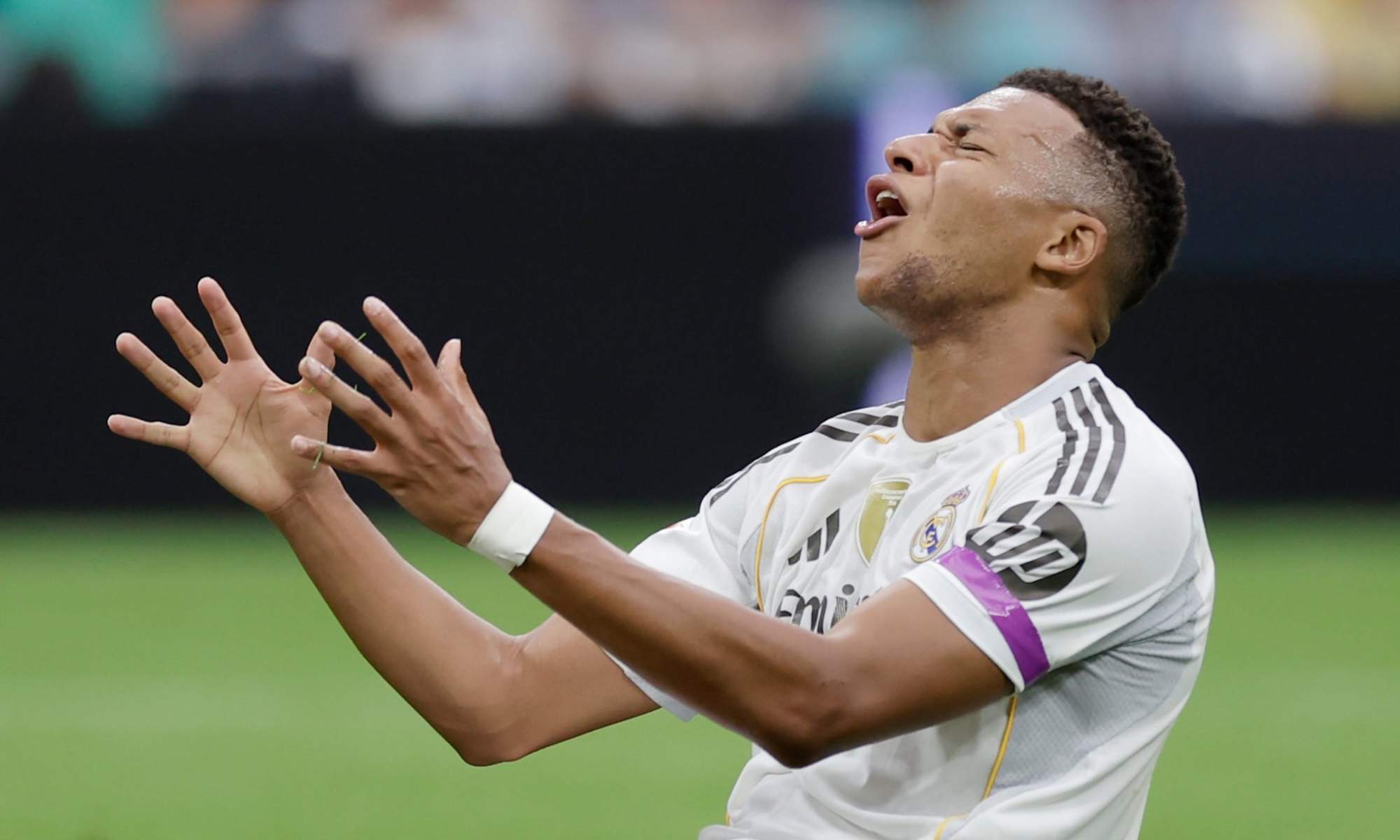 Mbappé lamentándose en un partido Mbappé lamentándose en un partido