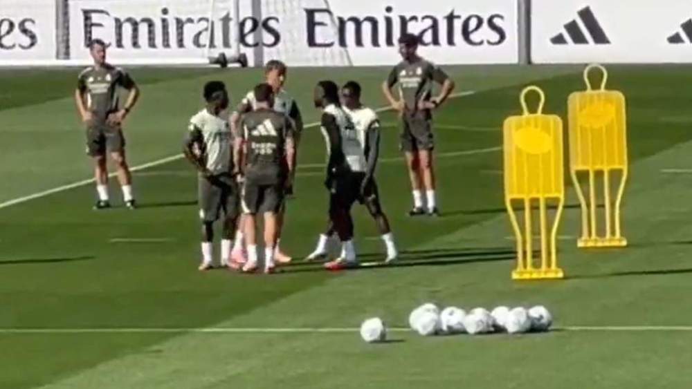 Xabi Alonso y Vinicius en el entrenamiento Xabi Alonso y Vinicius en el entrenamiento