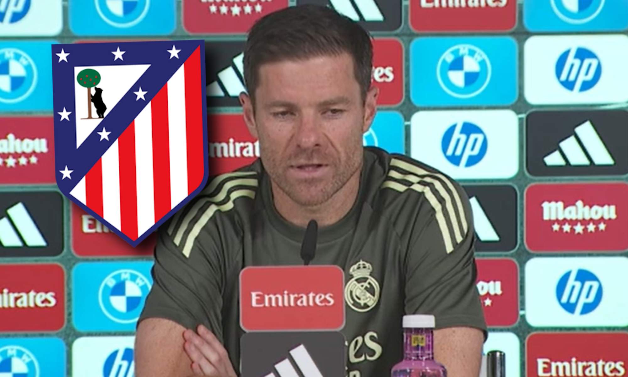 Xabi Alonso en rueda de prensa hoy y escudo del Atlético de Madrid