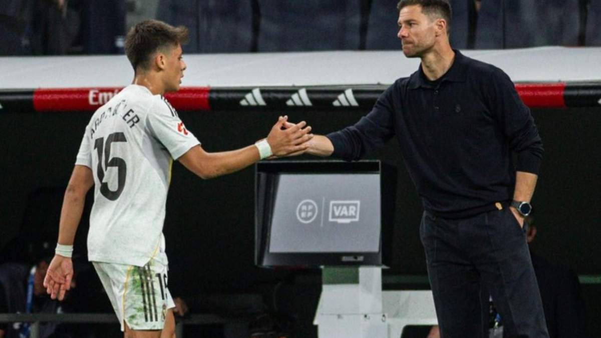Arda saludando a Xabi tras ser sustituido Arda saludando a Xabi tras ser sustituido
