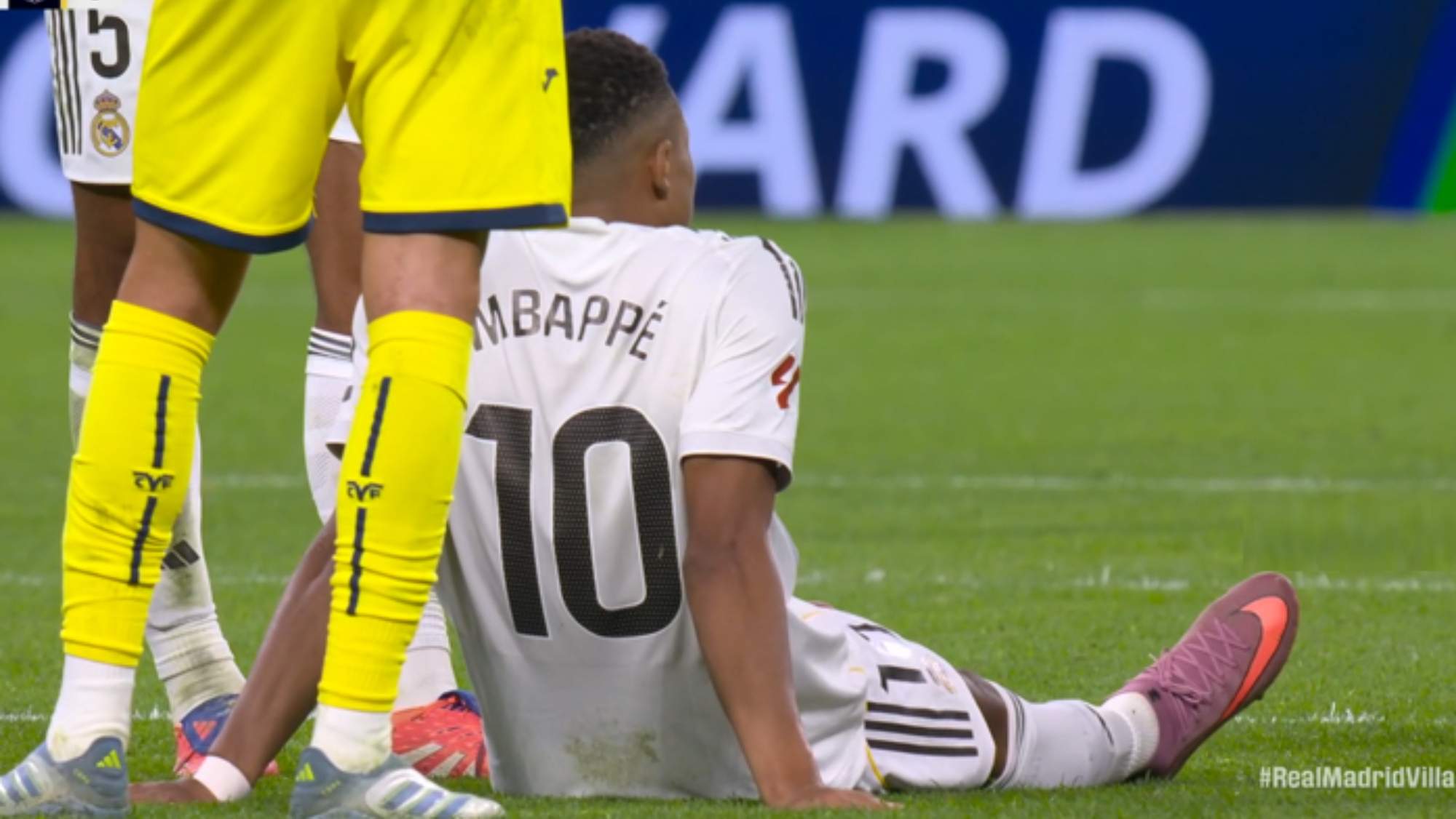 Kylian Mbappé tuvo que retirarse lesionado ante el Villarreal. Kylian Mbappé tuvo que retirarse lesionado ante el Villarreal.