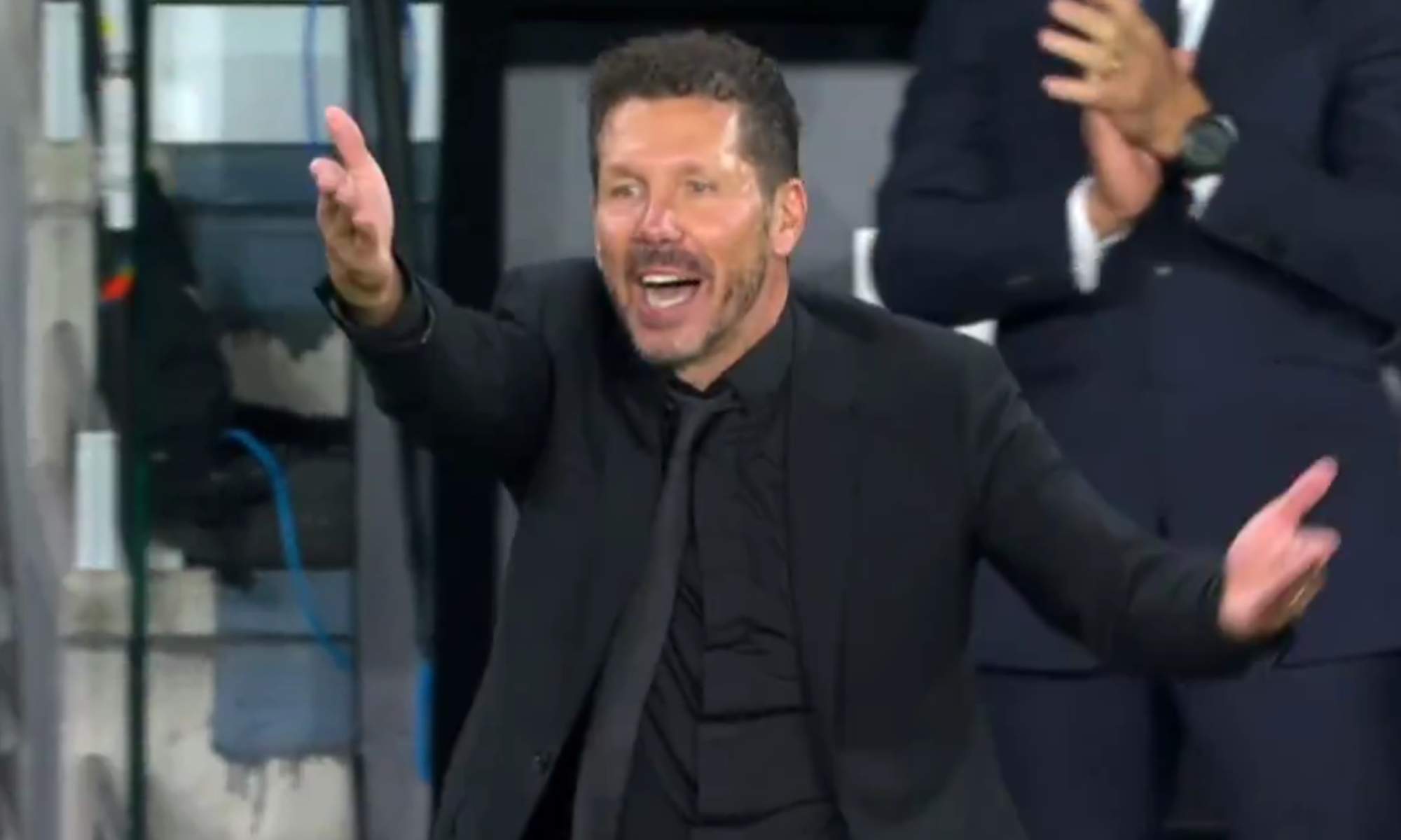 Las cámaras de Movistar+ cazan a Simeone cargando contra el árbitro