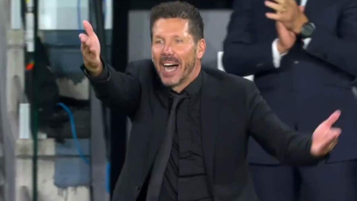 Las cámaras de Movistar+ cazan a Simeone cargando contra el árbitro Las cámaras de Movistar+ cazan a Simeone cargando contra el árbitro