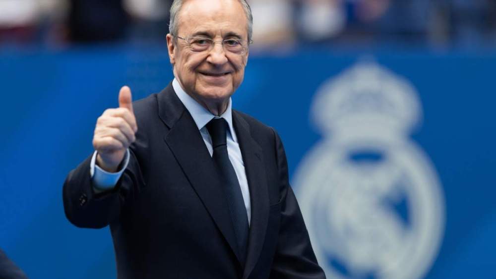 Florentino Pérez con el pulgar levantado