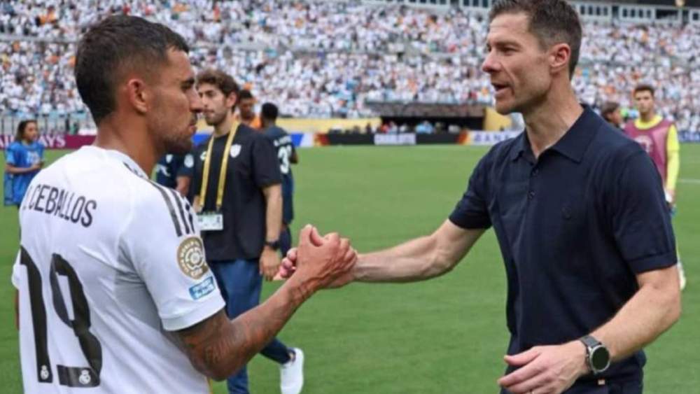 Xabi Alonso saludando a Ceballos después de un partido del Mundial de Clubes