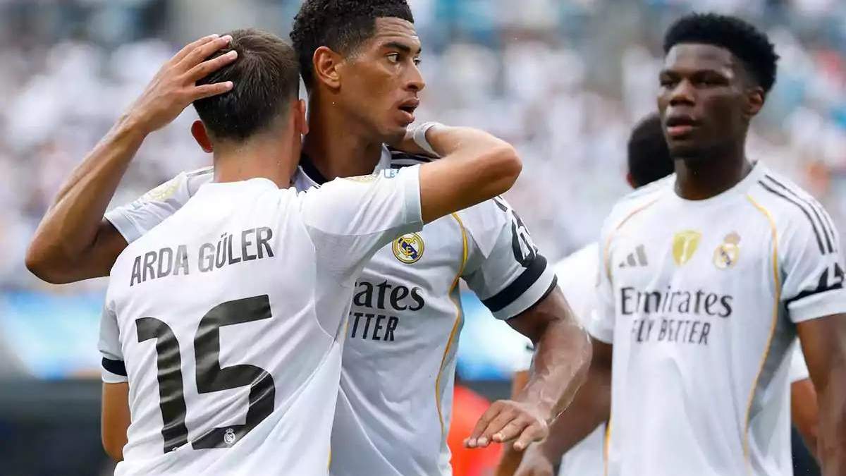 Bellingham y Arda Güler abrazados en un partido con el Real Madrid Bellingham y Arda Güler abrazados en un partido con el Real Madrid