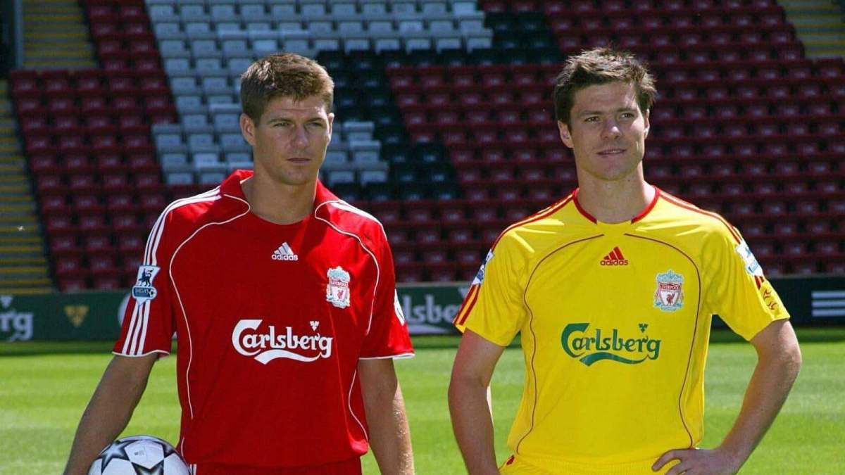 Steven Gerrard y Xabi Alonso Steven Gerrard y Xabi Alonso