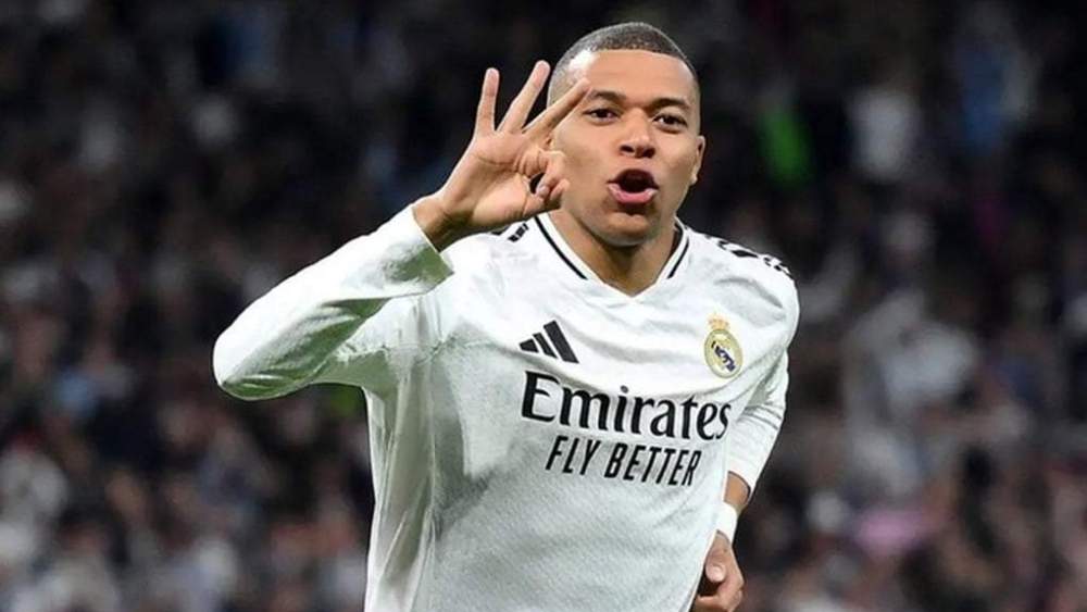Mbappé celebrando tres goles con el Real Madrid la temporada pasada