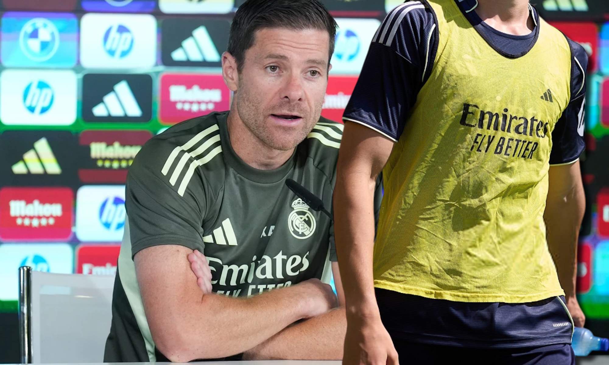 Xabi Alonso con jugador del Real Madrid Xabi Alonso con jugador del Real Madrid