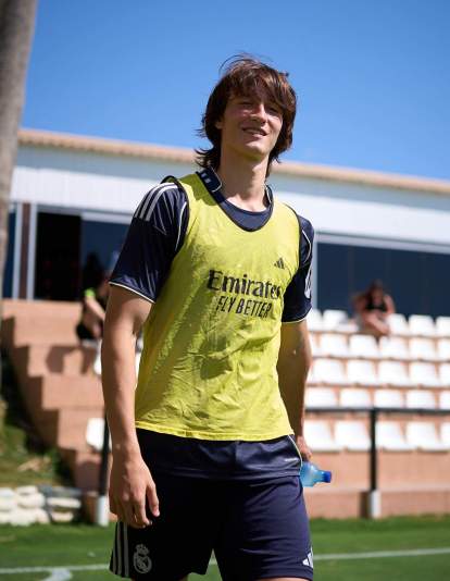 Joan Martínez con el peto del Real Madrid Joan Martínez con el peto del Real Madrid