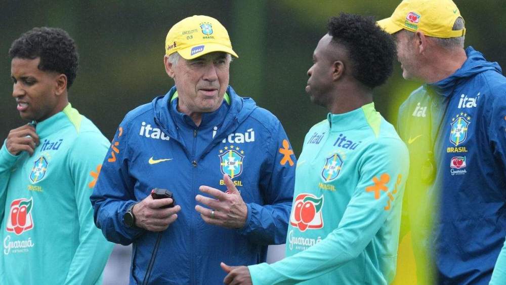 Vinicius y Carlo Ancelotti con Brasil