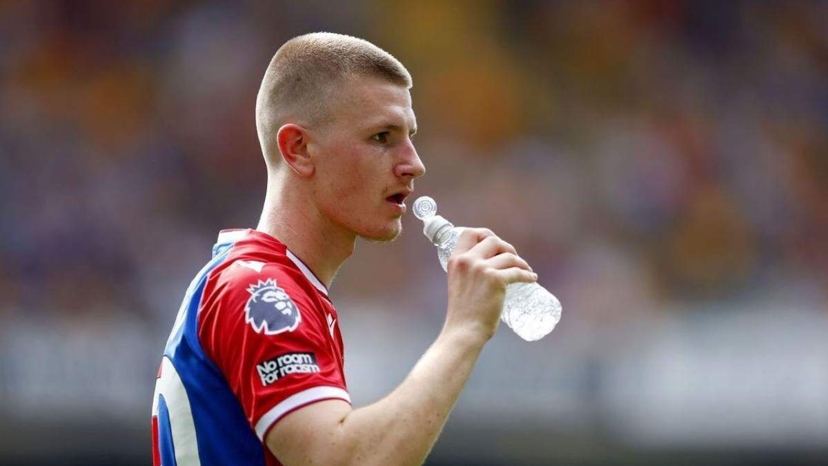 Adam Wharton bebiendo una bebida enérgita durante un partido