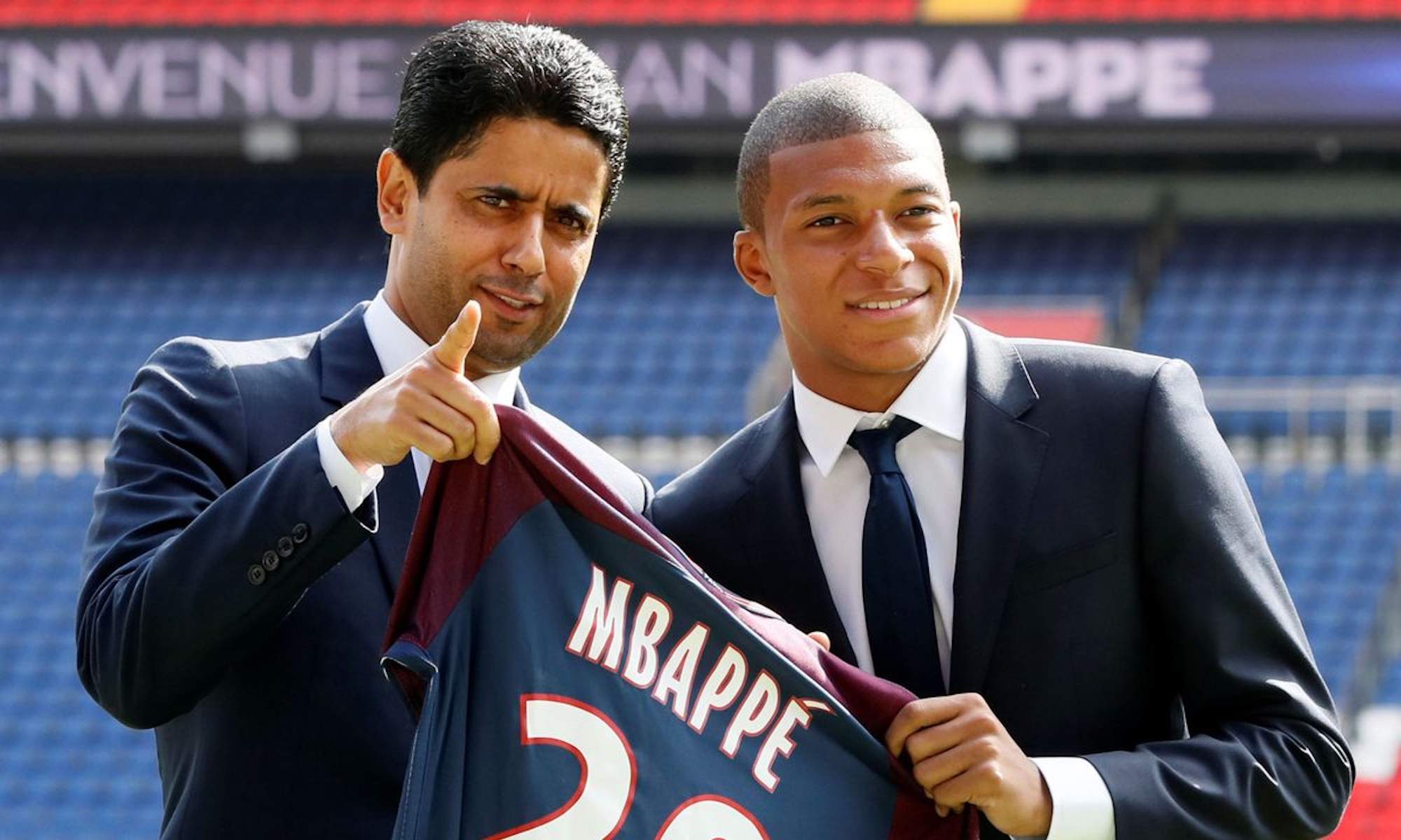 Mbappé y Al-Khelaifi en su fichaje con el PSG