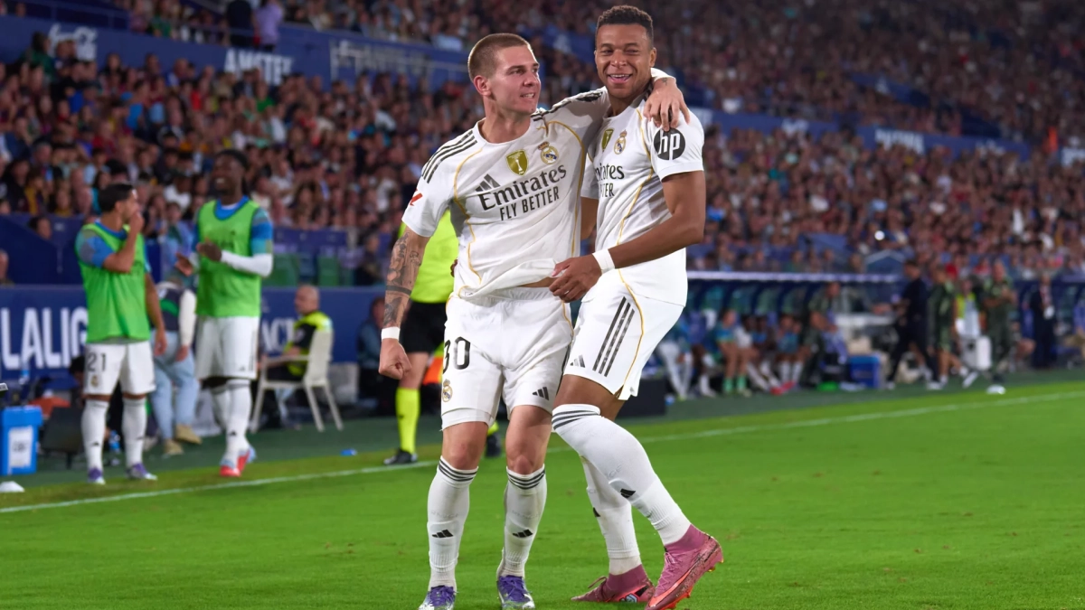 Mbappé y Mastnatuono abrazados con el Real Madrid Mbappé y Mastnatuono abrazados con el Real Madrid