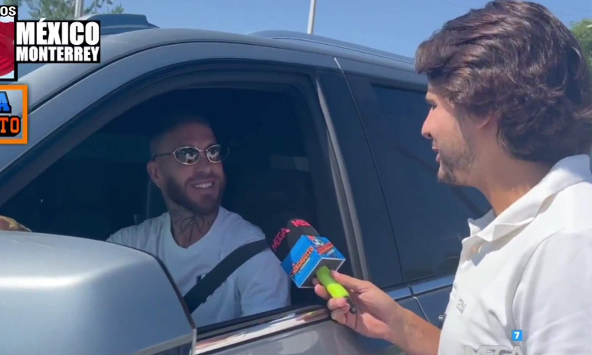 Sergio Ramos hablando en el micrófono de El Chiringuito a Juanfe Sanz. 