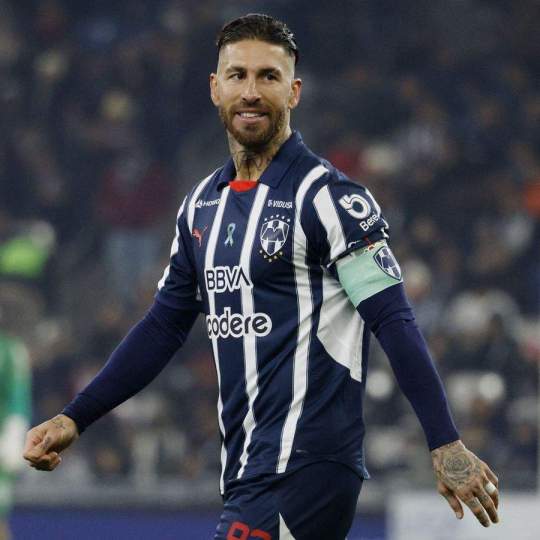 Sergio Ramos jugando un partido con el Monterrey.
