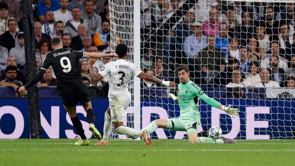 Parada de Courtois a Vlahovic Parada de Courtois a Vlahovic