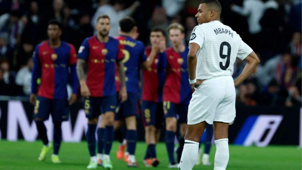 Kylian Mbappé contrariado en el Clásico del Santiago Bernabéu de la temporada 24/25 Kylian Mbappé contrariado en el Clásico del Santiago Bernabéu de la temporada 24/25
