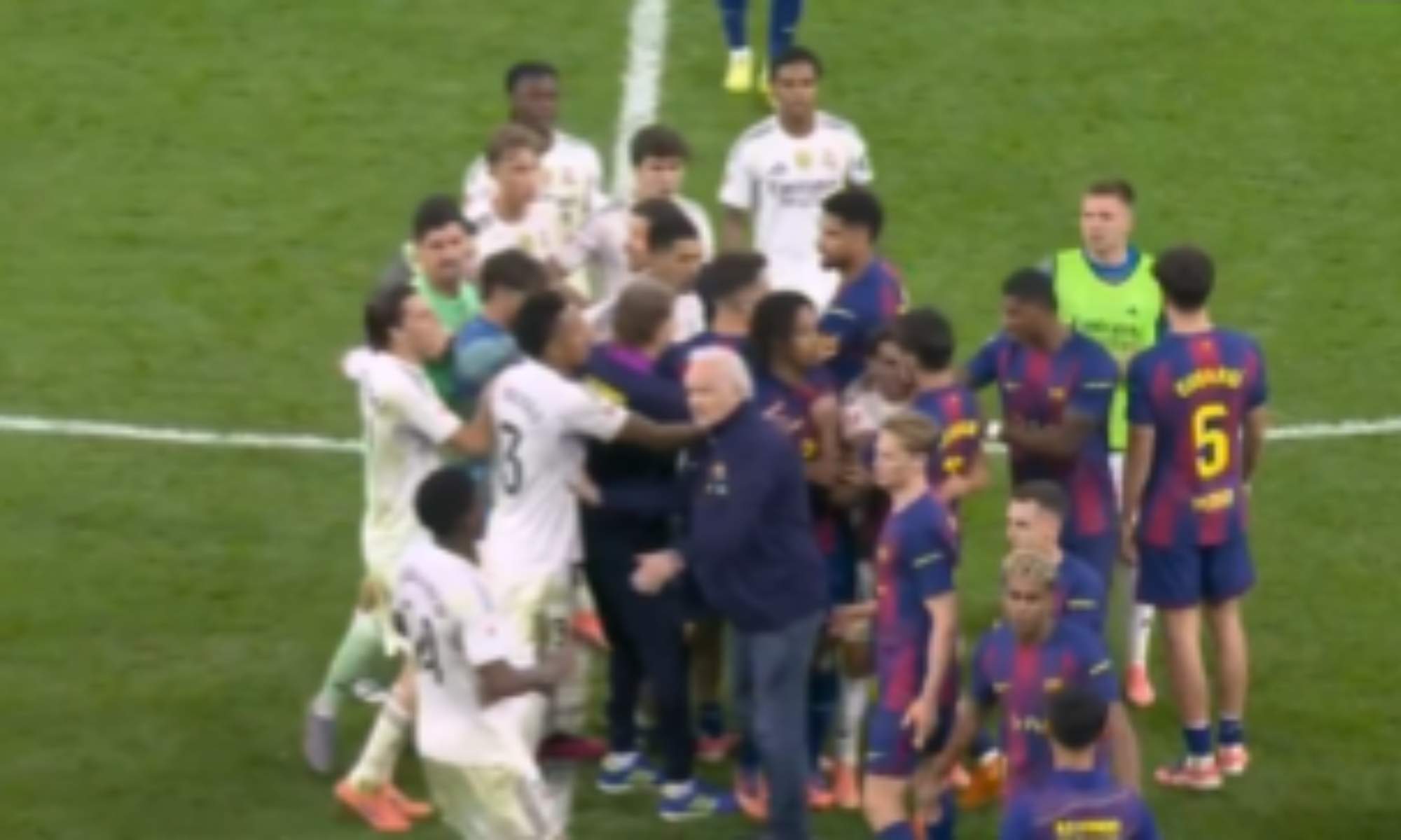 Tangana entre Real Madrid y Barça