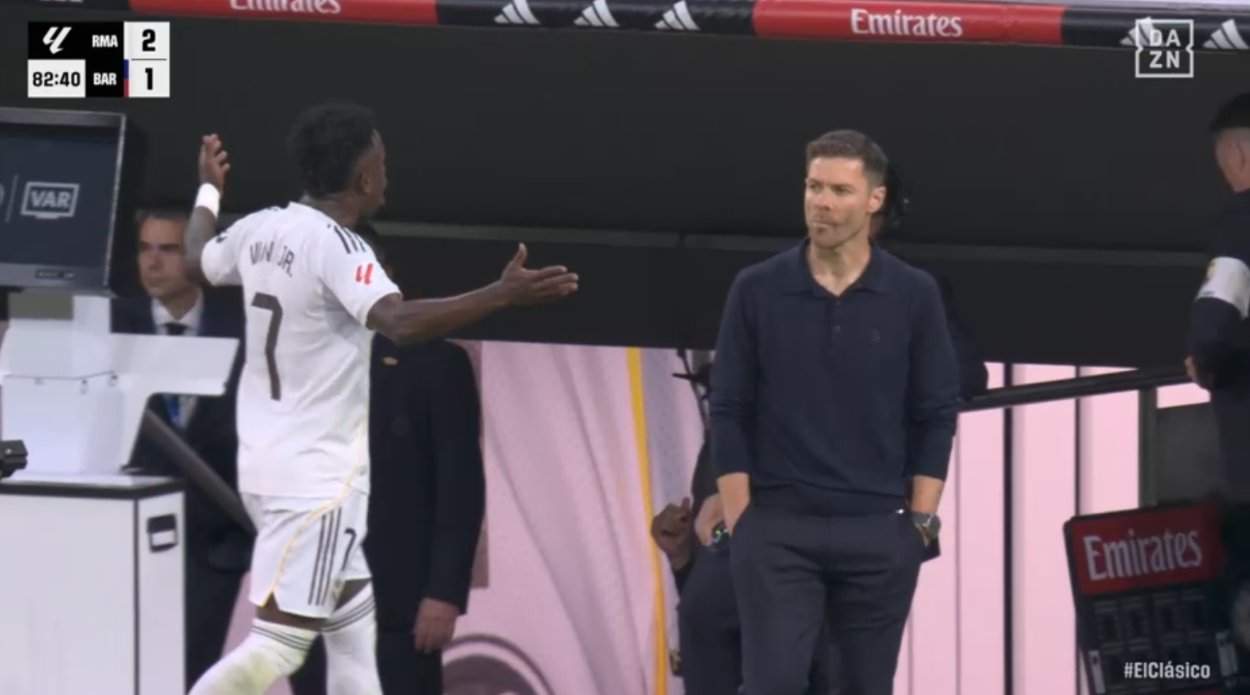 Vinicius enfadado por el cambio y Xabi Alonso Vinicius enfadado por el cambio y Xabi Alonso