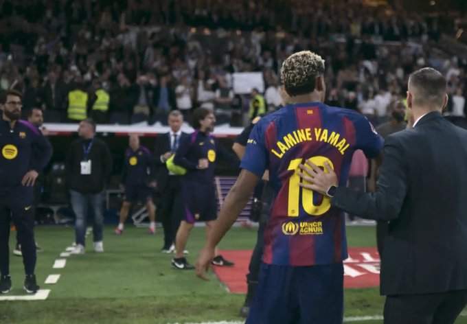 Lamine Yamal marchándose del Bernabéu Lamine Yamal marchándose del Bernabéu
