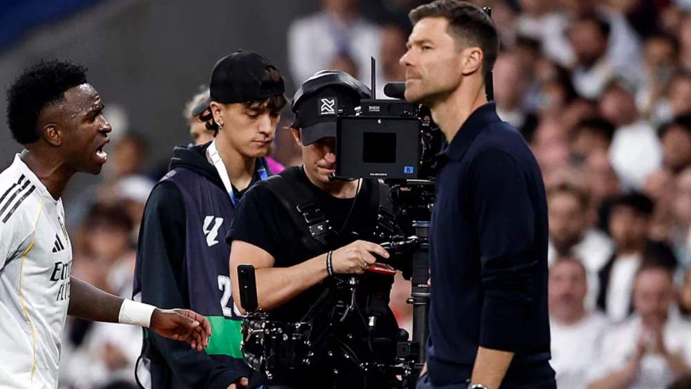 Vinícius pasa junto a Xabi Alonso momentos después de ser cambiado Vinícius pasa junto a Xabi Alonso momentos después de ser cambiado