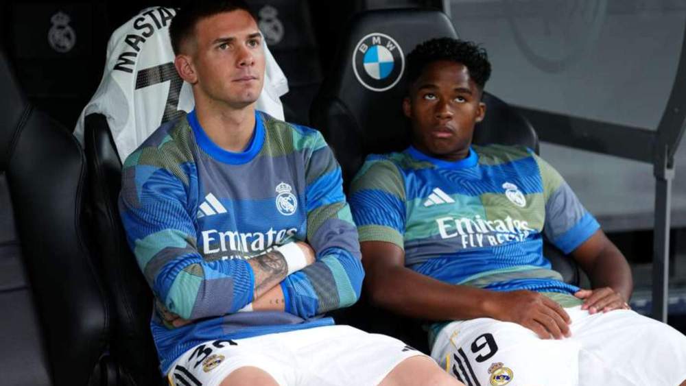 Franco Mastantuono y Endrick en el banquillo durante el Clásico Franco Mastantuono y Endrick en el banquillo durante el Clásico