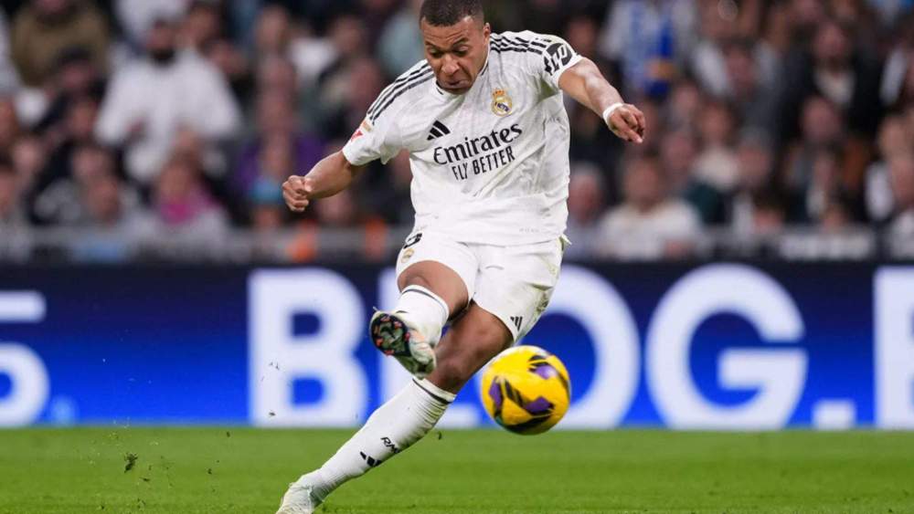 Kylian Mbappé disparando a puerta en un partido del Real Madrid en el Santiago Bernabéu Kylian Mbappé disparando a puerta en un partido del Real Madrid en el Santiago Bernabéu
