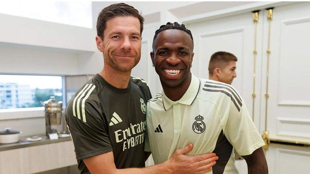 Xabi Alonso y Vinicius al incio de la presente temporada